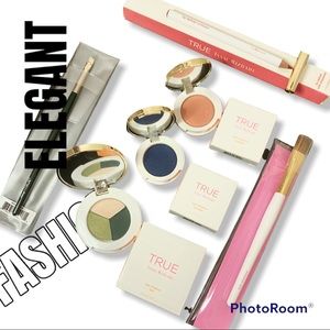 💄 BUY ONE GET ONE 1/2 OFF 
ISAAC MIZRAHI BUNDLE OF HIGH END MAKEUP & BRUSHES